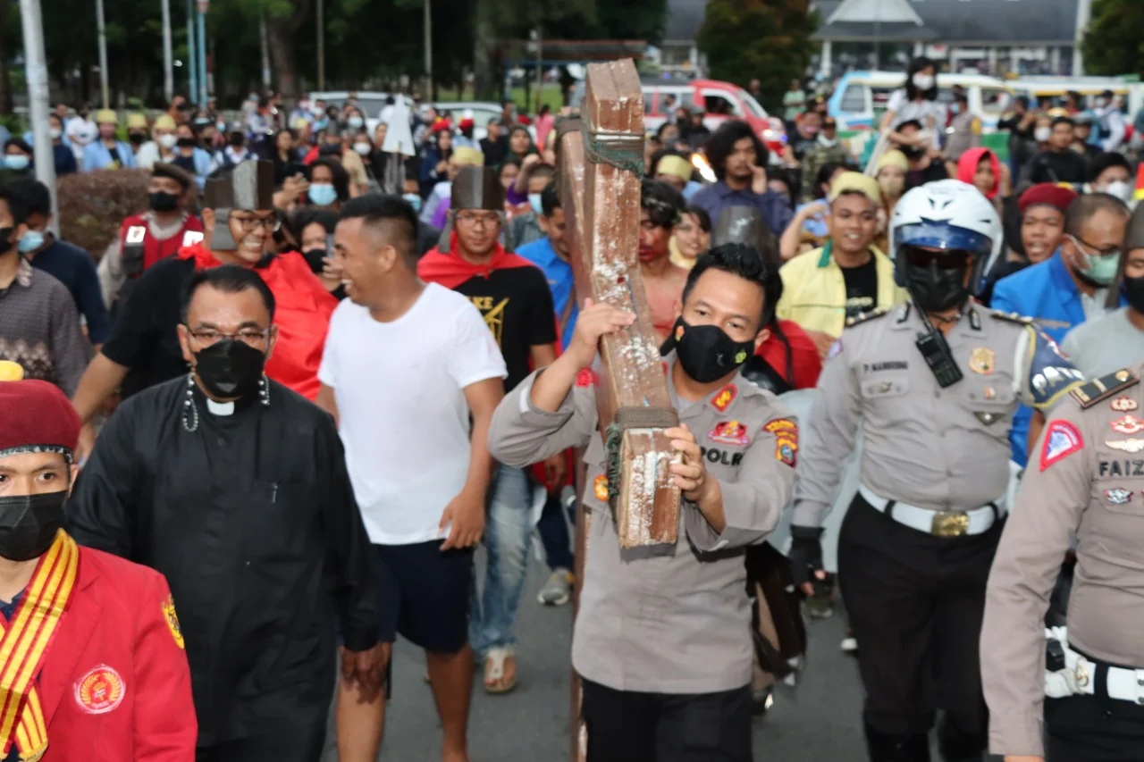 Wapres Gibran Hadiri Perayaan Paskah di NTT, Ikut Pikul Salib