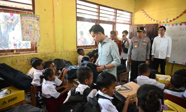 Wapres Gibran Janjikan Solusi Peningkatan Kesejahteraan Guru Honorer di SD Inpres Kaniti Kupang Wapres Gibran Janjikan Solusi Peningkatan Kesejahteraan Guru Honorer di SD Inpres Kaniti Kupang