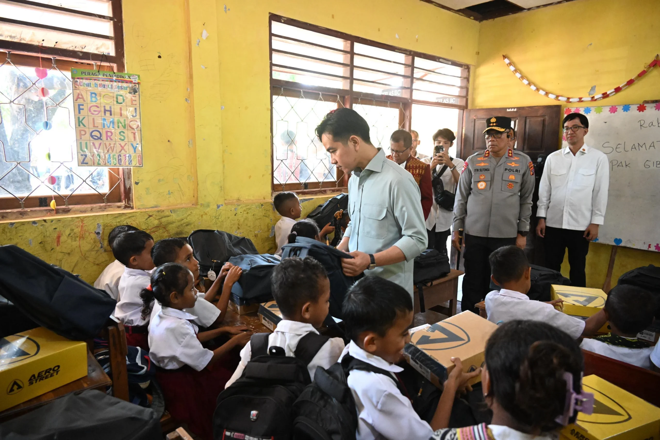 Wapres Gibran Janjikan Solusi Peningkatan Kesejahteraan Guru Honorer di SD Inpres Kaniti Kupang