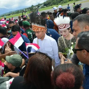 Wapres Gibran kenakan atribut Papua saat awali kunjungan kerja di Nabire