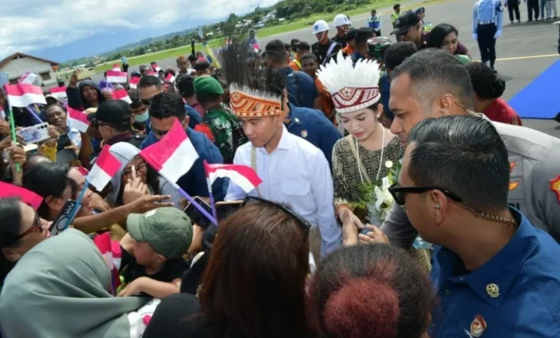 Wapres Gibran kenakan atribut Papua saat awali kunjungan kerja di Nabire