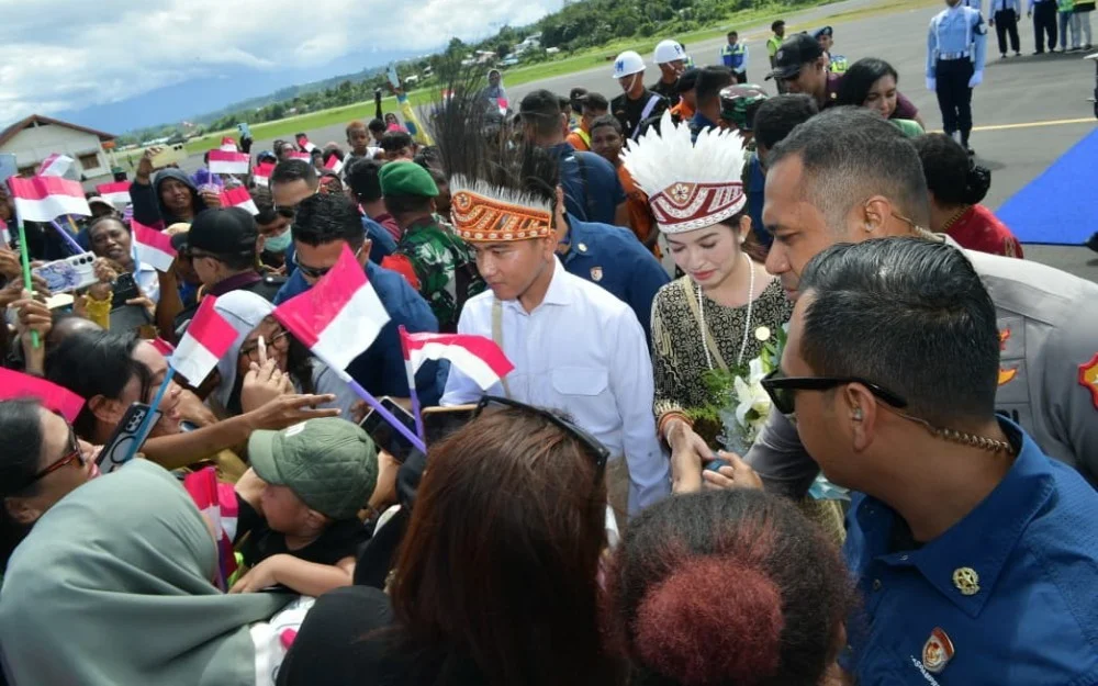 Wapres Gibran kenakan atribut Papua saat awali kunjungan kerja di Nabire