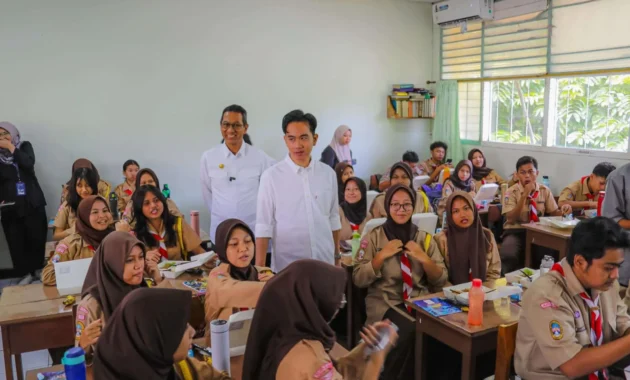 Wapres Gibran Rakabuming Raka Tinjau Program Makan Bergizi Gratis di Minahasa