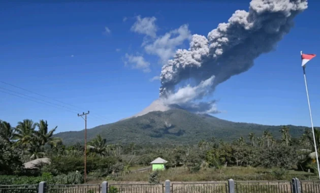 Warga Pululera Kembali Bertani Usai Erupsi Gunung Lewotobi Laki‑laki
