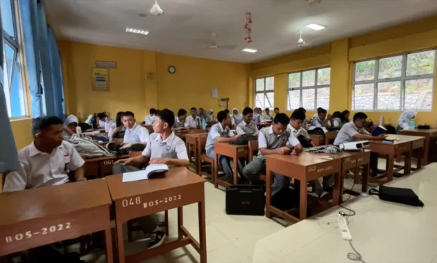 90% Sekolah di Kepri Kekurangan Kelas, Mendikdasmen Beri Bantuan