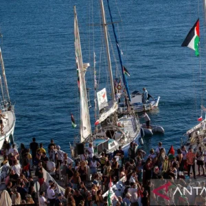 Aktivis Flotilla Didera Paksa di Bawah Terik Matahari Saat Diculik Israel