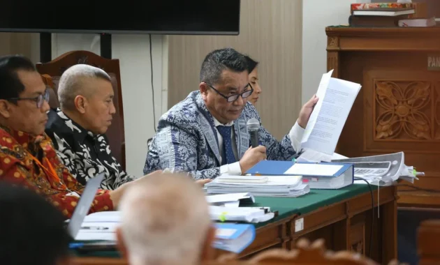 Amicus Curiae dan Sidang Pleidoi: KPK di Persimpangan Hukum Antikorupsi Nasional Amicus Curiae dan Sidang Pleidoi: KPK di Persimpangan Hukum Antikorupsi Nasional