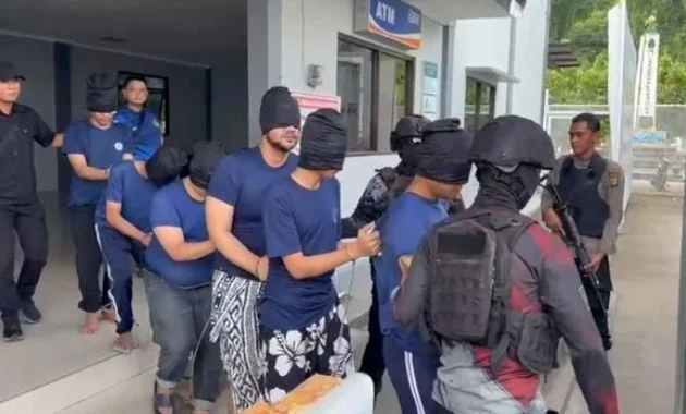 Ammar Zoni Menangis Saat Dipindahkan ke Lapas Nusakambangan, Suasana Penjara Dinyatakan Mencekam Ammar Zoni Menangis Saat Dipindahkan ke Lapas Nusakambangan, Suasana Penjara Dinyatakan Mencekam