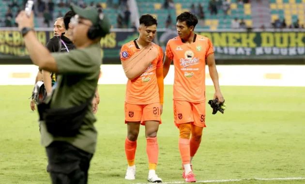 Andhika Ramadhani Buktikan Kualitas: Penjaga Gawang Persebaya Tanpa Ernando Ari, Redam Malut United!