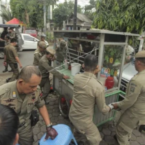 Anggota Satpol PP DKI Jakarta Dinilai Arogan Saat Tertibkan Pedagang Es Krim di HI, Kasatpol PP Minta Maaf