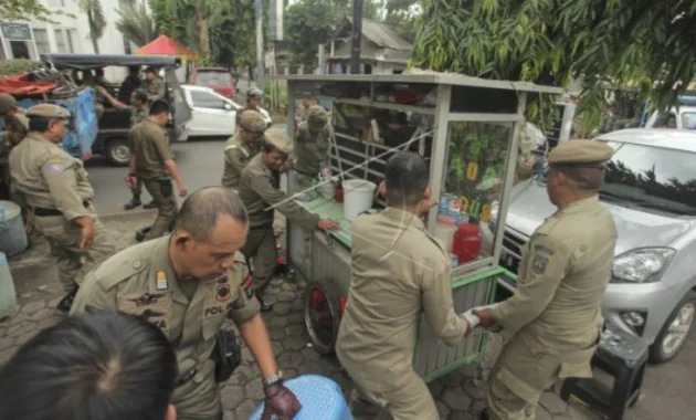 Anggota Satpol PP DKI Jakarta Dinilai Arogan Saat Tertibkan Pedagang Es Krim di HI, Kasatpol PP Minta Maaf