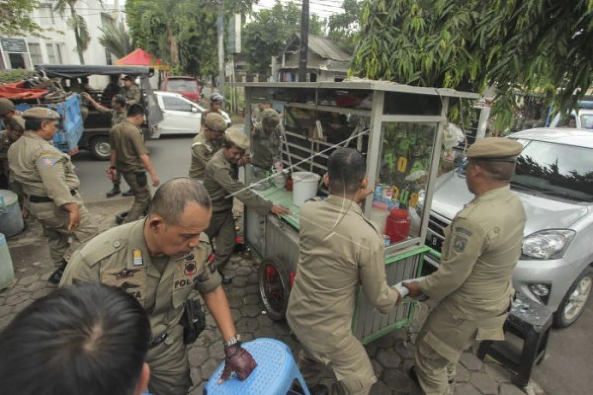 Anggota Satpol PP DKI Jakarta Dinilai Arogan Saat Tertibkan Pedagang Es Krim di HI, Kasatpol PP Minta Maaf