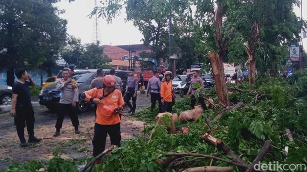 Angin Kencang Terjang Klaten, Karhutla Muncul di Nunukan