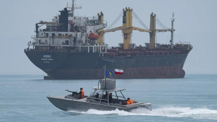 AS Coba Jebol 'Benteng' Iran di Selat Hormuz, Kerahkan Lebih dari 100 Pesawat dan Kapal Perang
