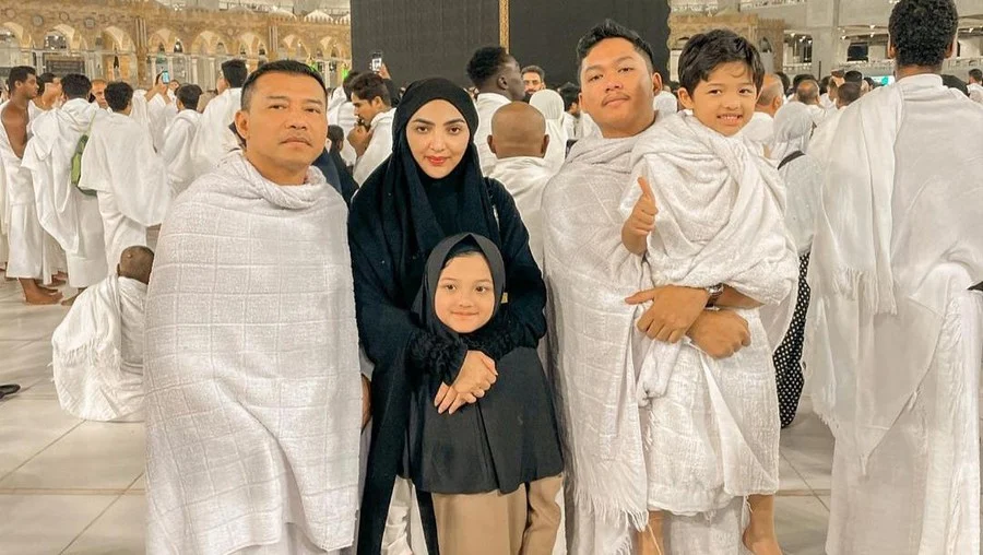 Ashanty-Anang dan Raffi Sampaikan Kabar Bahagia dari Tanah Suci saat Idul Adha