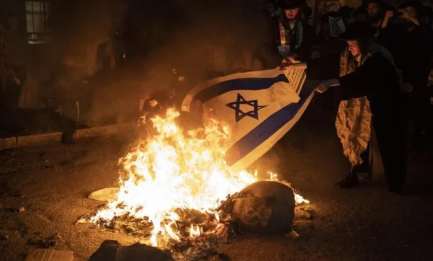 Bakar Bendera Israel: Gerakan Anti‑Zionis, Termasuk Yahudi, Dukung Palestina dan Tolak Negara Israel
