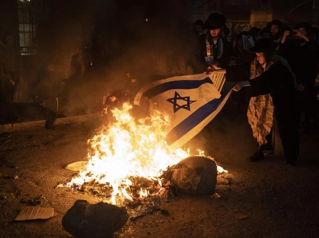 Bakar Bendera Israel: Gerakan Anti‑Zionis, Termasuk Yahudi, Dukung Palestina dan Tolak Negara Israel