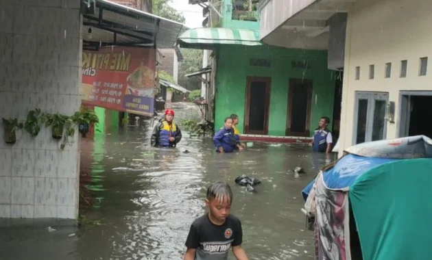 Banjir Solo Mengguncang, Warga Terancam Hingga Atap Rumah, Pemerintah Siapkan Langkah Darurat Banjir Solo Mengguncang, Warga Terancam Hingga Atap Rumah, Pemerintah Siapkan Langkah Darurat