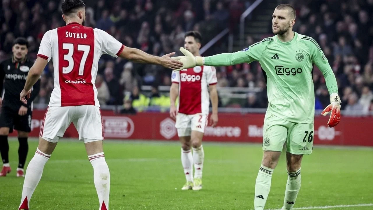 Barca Siapkan Inaki Pena ke Ajax, Maarten Paes di Ambang Kehilangan Posisi Utama di Amsterdam