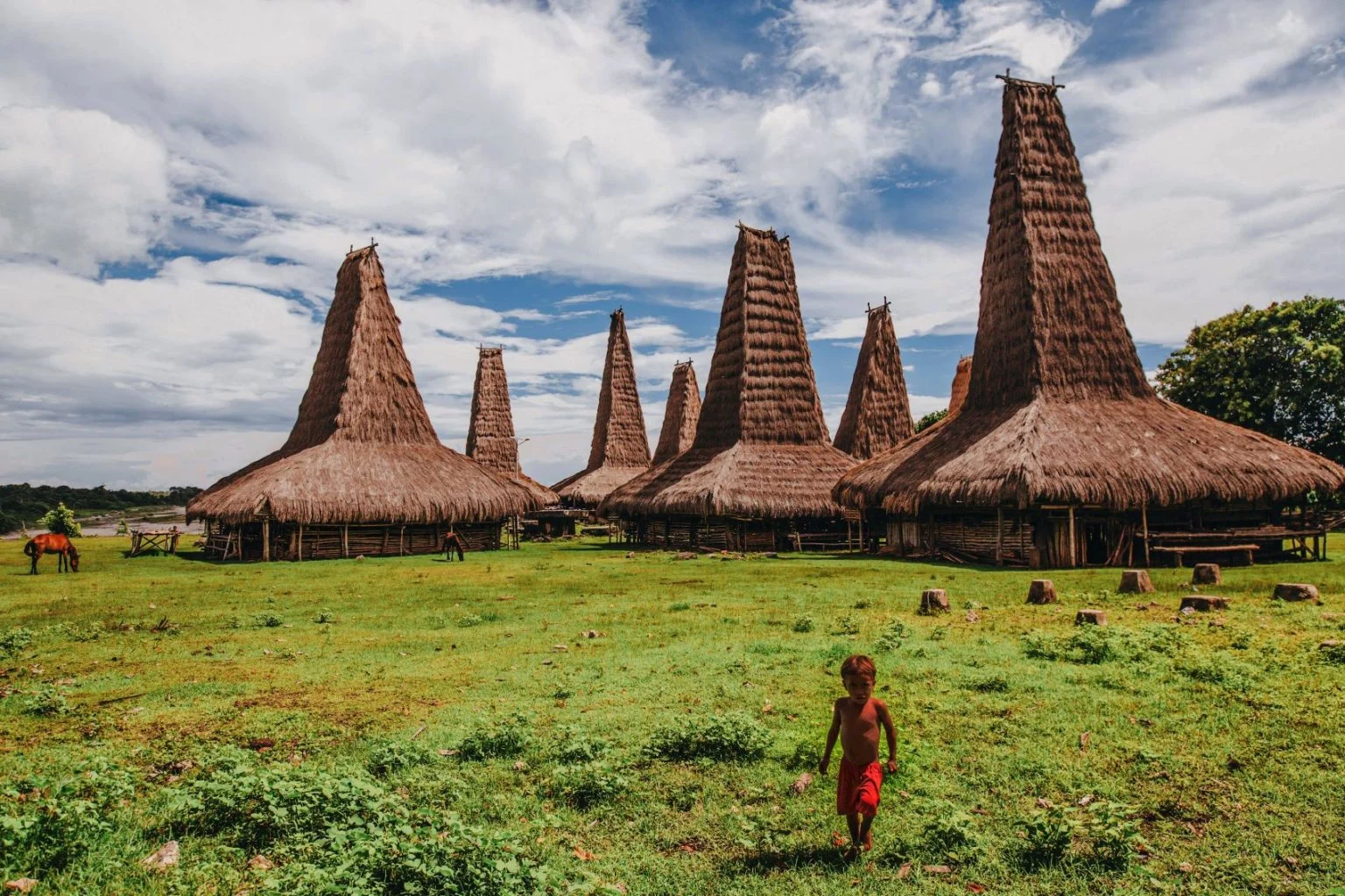 Bella Graceva Tampil Memukau di Sumba: 9 Foto Eksklusif Liburan ke Kampung Adat dan Petualangan Alam