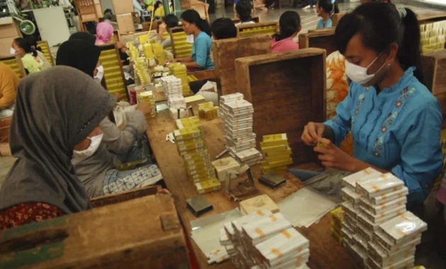 Biang Kerok PHK, Rupiah Loyo Bikin Ongkos Produksi Membengkak