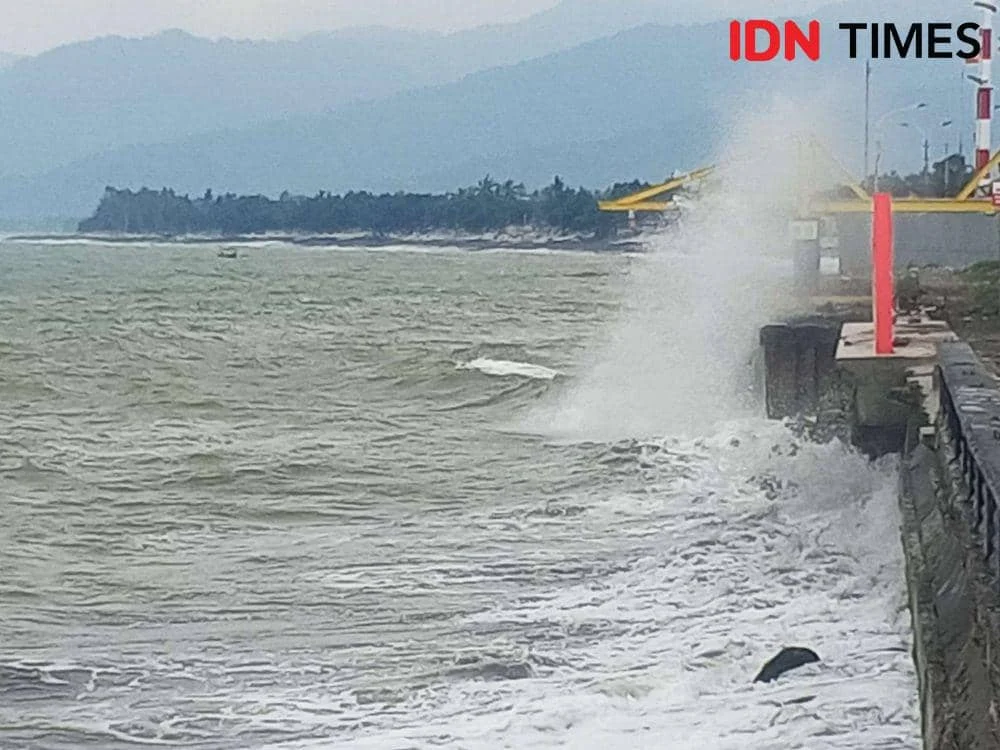BMKG Peringatkan Gelombang Tinggi hingga 4 Meter pada 25-28 Mei 2026