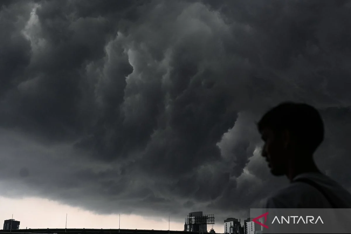 BMKG Perkirakan Jakarta Diselimuti Awan Tebal pada Minggu Pagi