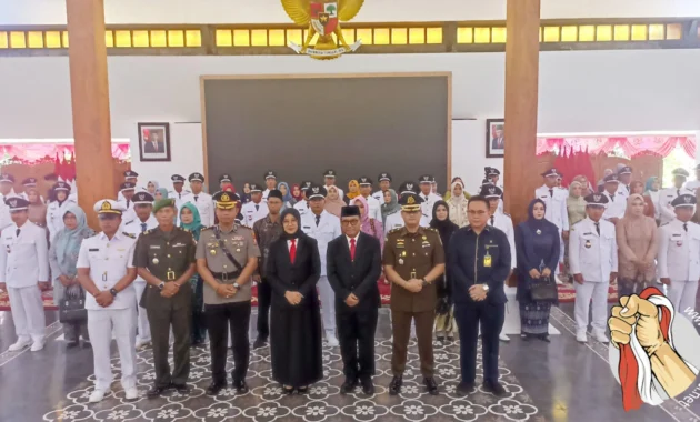 Bupati Banyuwangi Resmikan 40 Kepala Desa Jadi Paralegal Bupati Banyuwangi Resmikan 40 Kepala Desa Jadi Paralegal