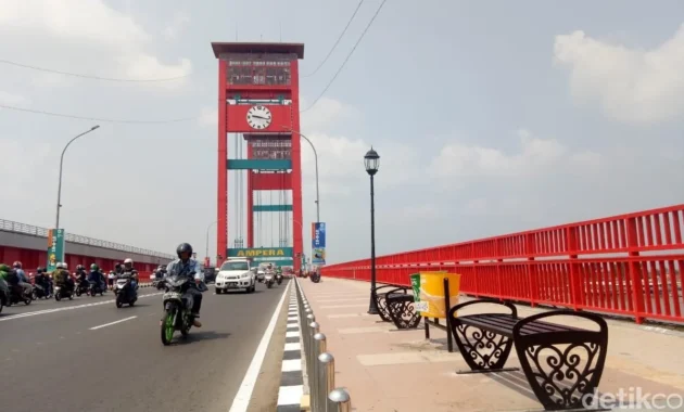 CCTV Palembang Pantau Lalu Lintas Jembatan Ampera Saat Car Free Day, Ribuan Warga Nikmati Jalanan Bebas Kemacetan