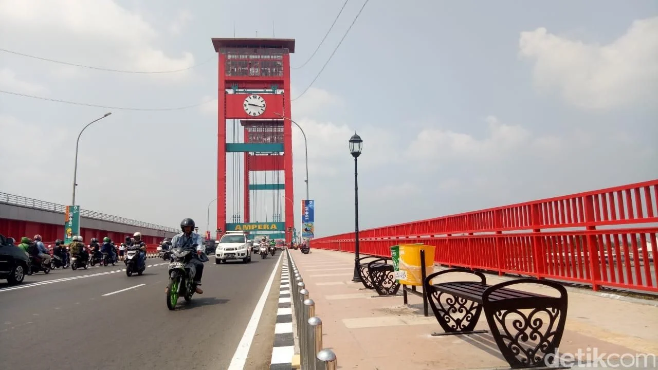 CCTV Palembang Pantau Lalu Lintas Jembatan Ampera Saat Car Free Day, Ribuan Warga Nikmati Jalanan Bebas Kemacetan
