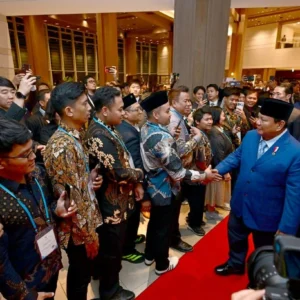 Diaspora Indonesia Sambut Kedatangan Prabowo di Hotel Paris
