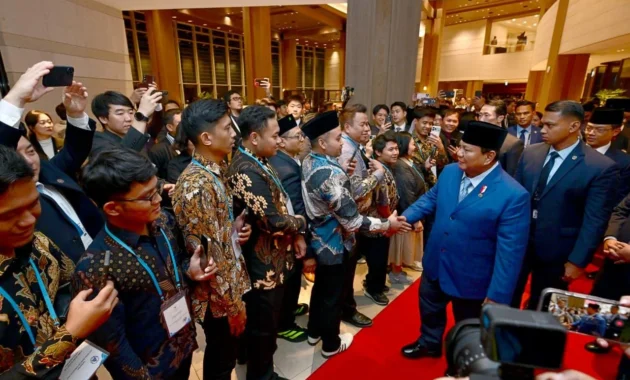 Diaspora Indonesia Sambut Kedatangan Prabowo di Hotel Paris Diaspora Indonesia Sambut Kedatangan Prabowo di Hotel Paris