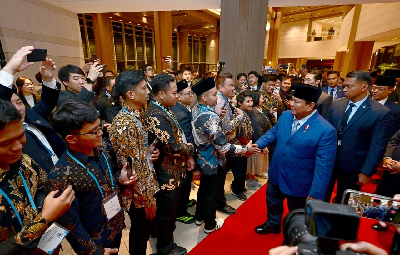 Diaspora Indonesia Sambut Kedatangan Prabowo di Hotel Paris