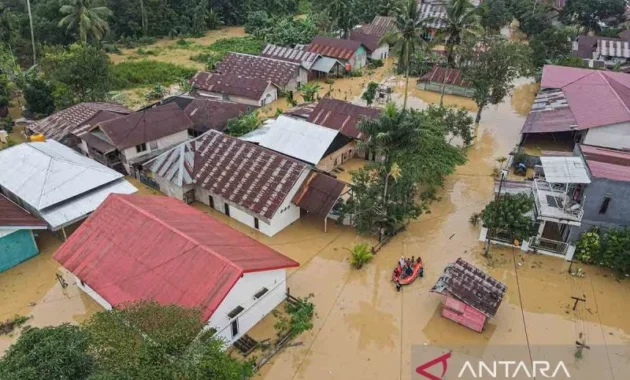 Diterjang luapan Kali Wanggu, ratusan rumah di Kendari terendam banjir