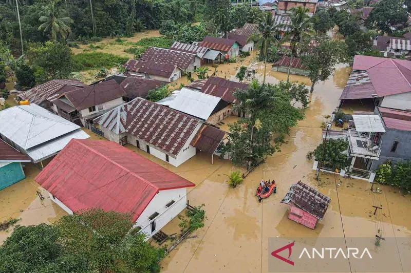 Diterjang luapan Kali Wanggu, ratusan rumah di Kendari terendam banjir