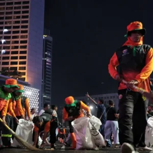 DLH DKI Jakarta Angkut 164 Ton Sampah Sisa Perayaan Hari Buruh