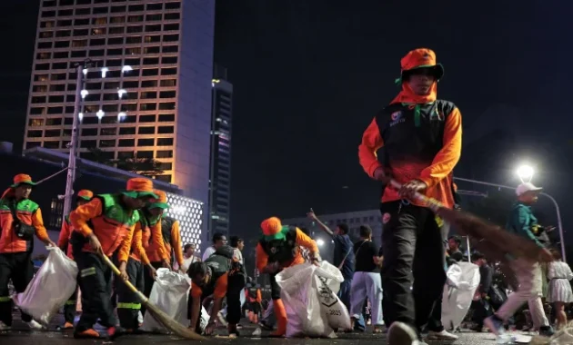 DLH DKI Jakarta Angkut 164 Ton Sampah Sisa Perayaan Hari Buruh