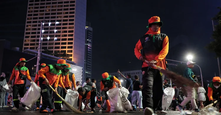 DLH DKI Jakarta Angkut 164 Ton Sampah Sisa Perayaan Hari Buruh