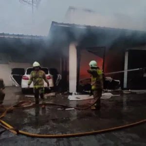 Dua Bangunan Bengkel di Jelambar, Jakarta Barat Hangus Terbakar