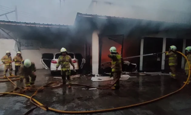 Dua Bangunan Bengkel di Jelambar, Jakarta Barat Hangus Terbakar