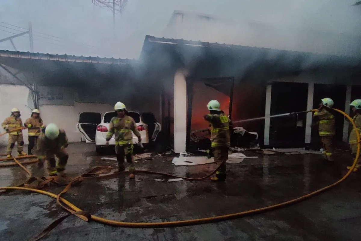 Dua Bangunan Bengkel di Jelambar, Jakarta Barat Hangus Terbakar