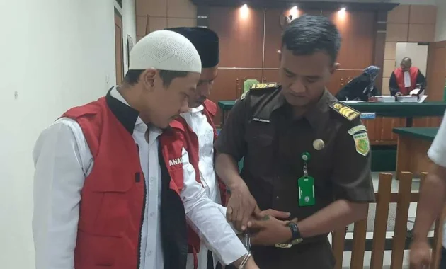 Dua Kurir Narkoba dengan 5,23 kg Sabu Diserahkan ke Kejari Semarang Dua Kurir Narkoba dengan 5,23 kg Sabu Diserahkan ke Kejari Semarang