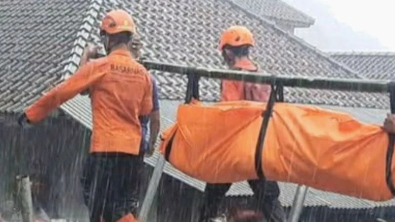 Dua Wisatawan Tewas Akibat Longsor di Curug Cileat, Subang