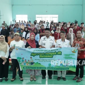 Dukung Penerapan EPR, Warga Karawang Diedukasi Pilah Sampah