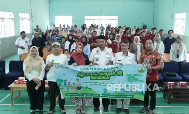 Dukung Penerapan EPR, Warga Karawang Diedukasi Pilah Sampah