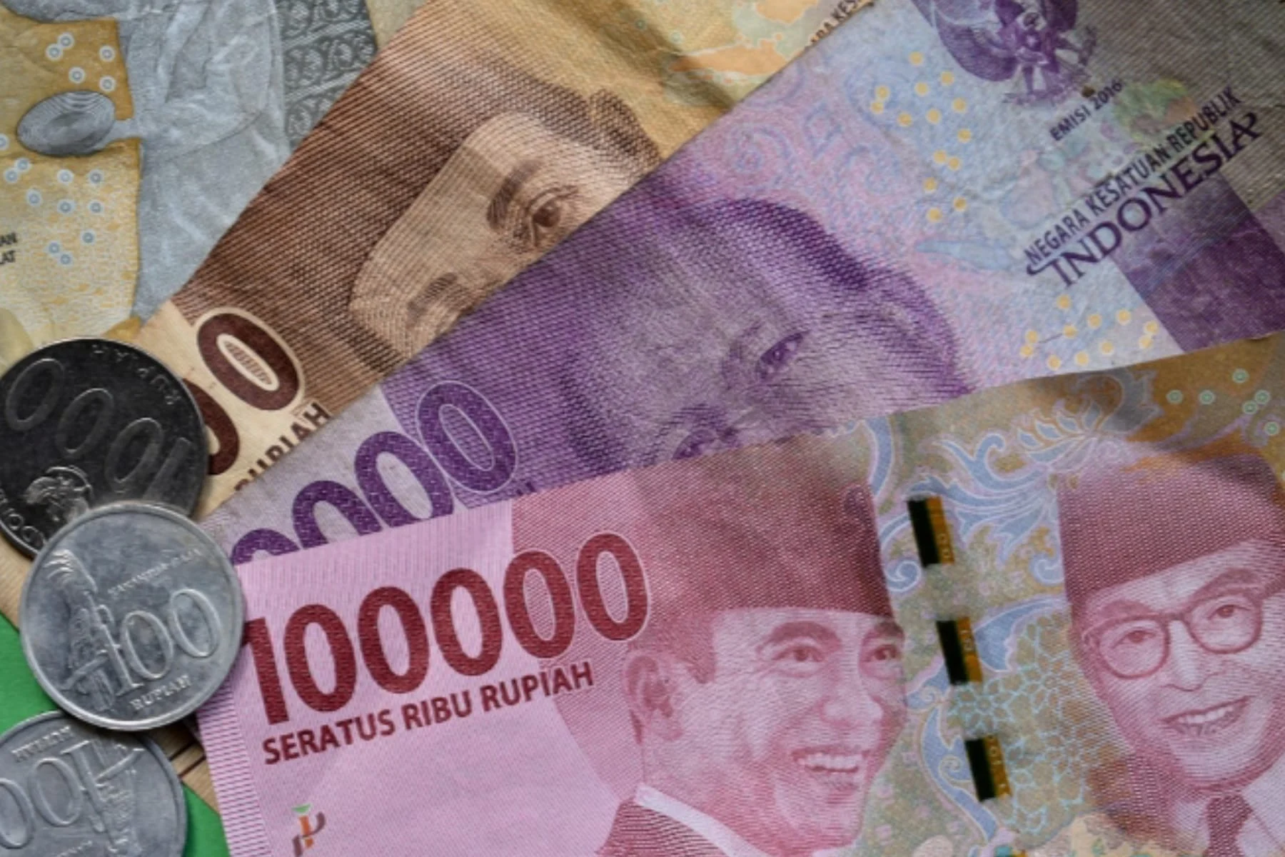 Ekonom nilai rupiah tembus Rp17.500 dipicu tekanan global dan domestik