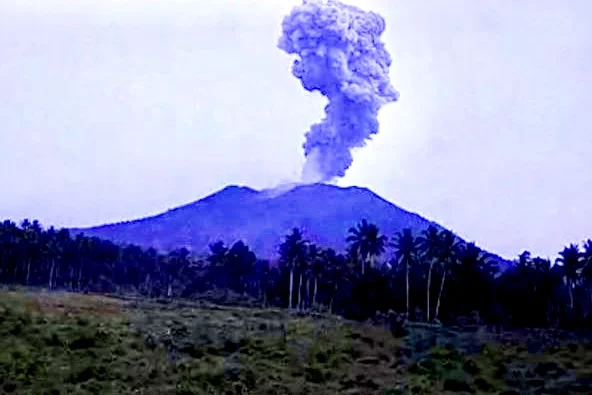 Erupsi Gunung Dukuni 8 Mei 2026: Abu Setinggi 10 km, 20 Pendaki Hilang Kontak, Dua WNA Meninggal