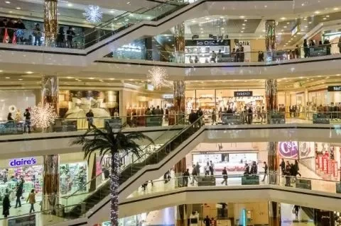 Fenomena Lipstick Effect Viral, Ini Alasan Cafe dan Mall Tetap Penuh saat Ekonomi Sulit
