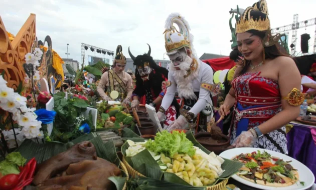 Festival Rujak Uleg Semarakkan HUT ke-733 Kota Surabaya