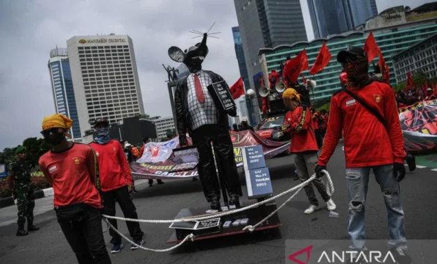 Foto Pilihan Pekan Pertama Mei 2026: Sorotan Aksi Pembakaran Boneka Koruptor Saat Hari Buruh Internasional